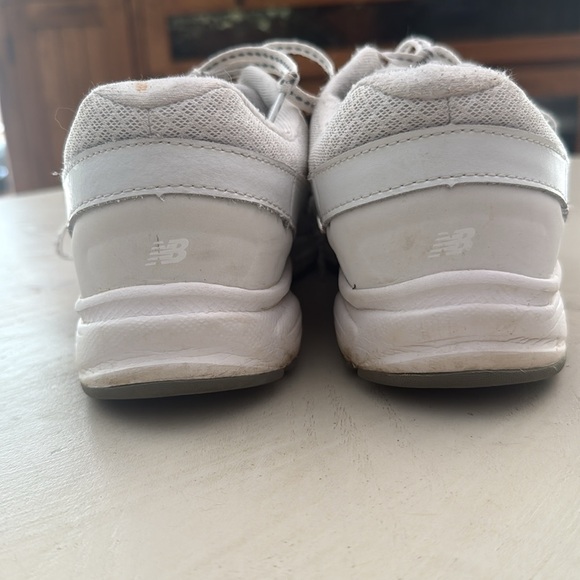 Women’s size 9 NB 411 Cush white leather sneakers - Picture 4 of 6